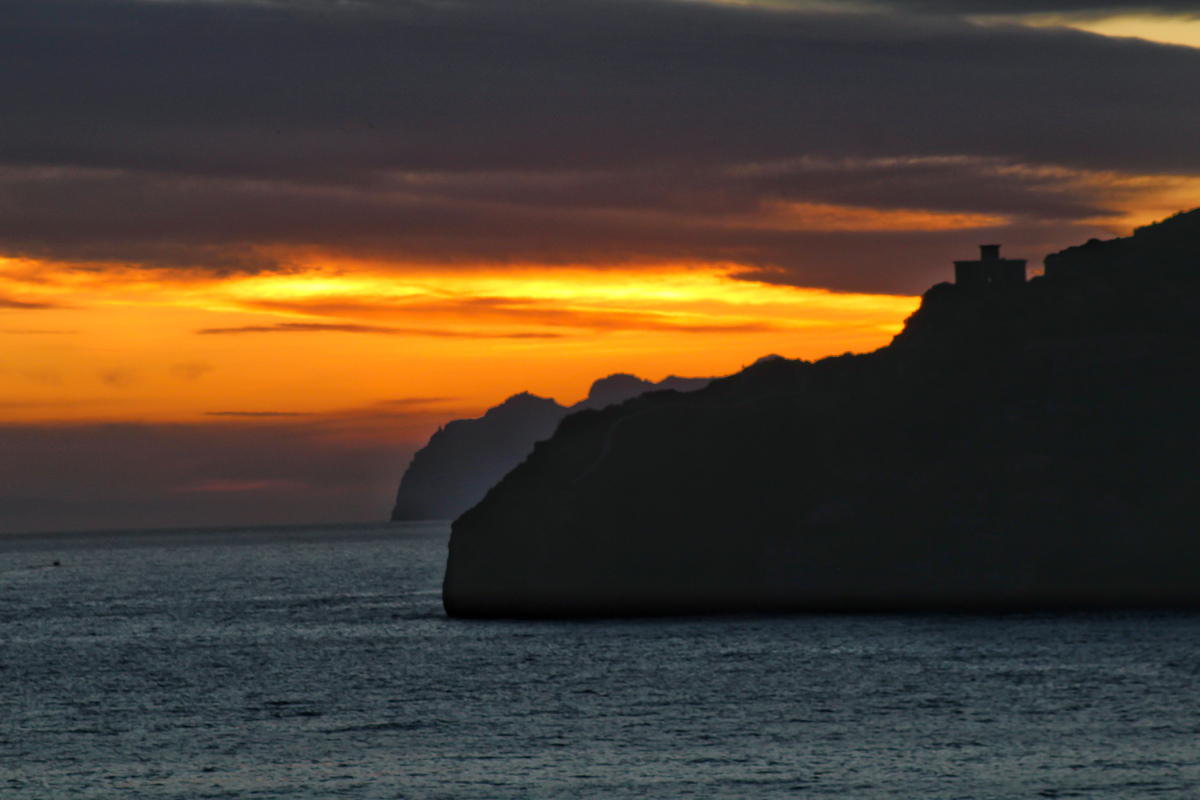 Quiero rescatar esta toma hecha en la Cala Cortina, porque aunque meteorológicamente hablando, no haya algo muy destacado, salvo el ocaso y algunas nubes altas, no podía dejar en el tintero y sin compartir, estas vistas maravillosas de este emblemático lugar de Cartagena. 
