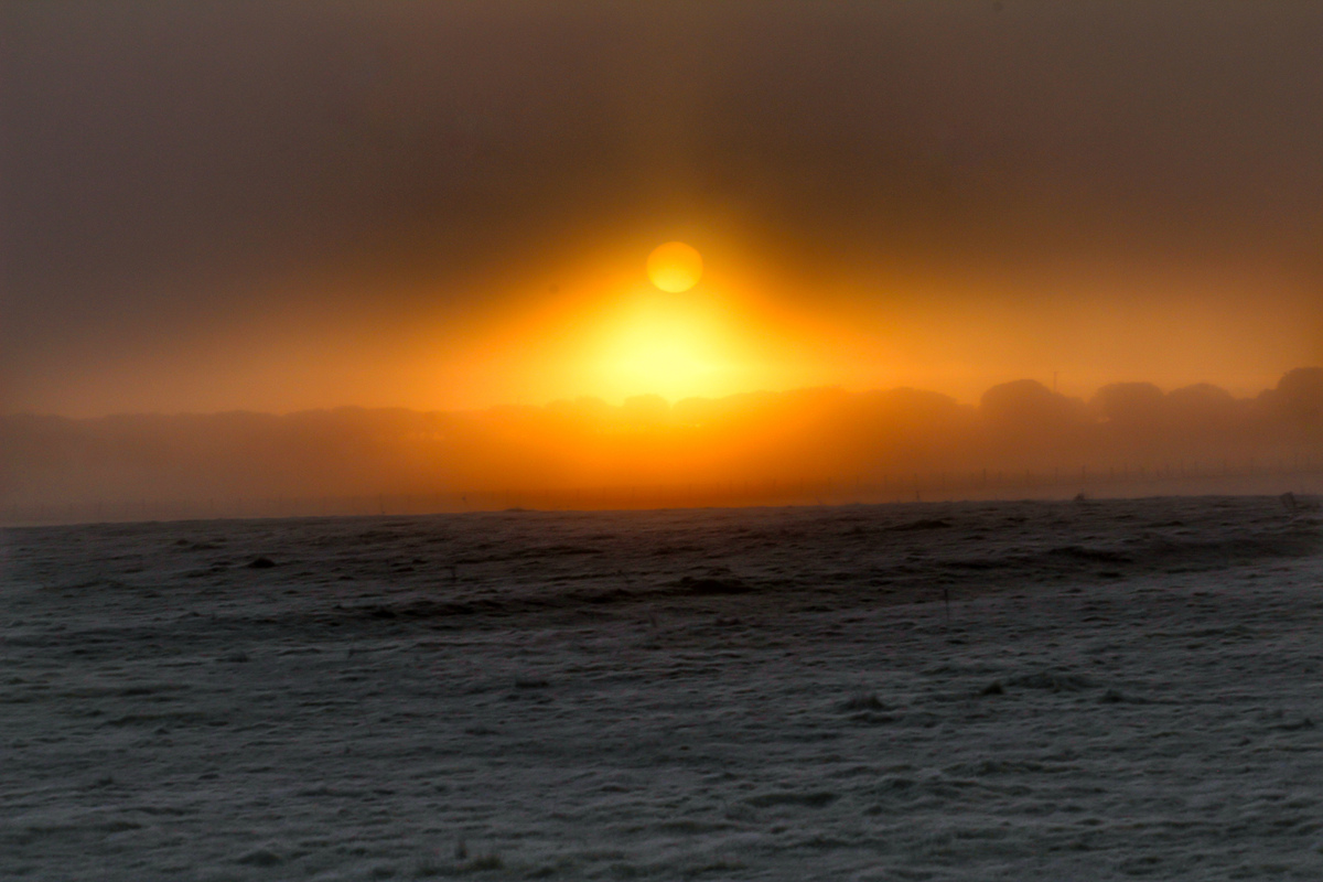 Como si de una forma geométrica se tratara capté esta instantánea del sol atravesando las nubes de niebla y formando esa curiosa forma como si fuera una especie de abanico 🪭
