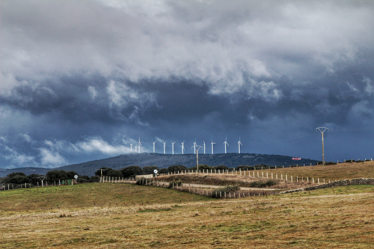 Espectacular cielo que dejó la inestabilidad de estos días de enero por el campo charro y que quise inmortalizar a su paso por el cerro de Las Veguillas donde se alzan unos molinos de viento que parecían dirigir el frente y las precipitaciones 
