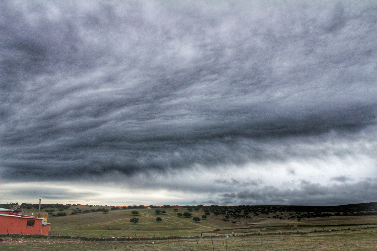 Mañana bastante borrascosa que dejó todo tipo de nubes como estas virgas que se aprecian a lo lejos y como descuelga esa pequeña precipitación.
