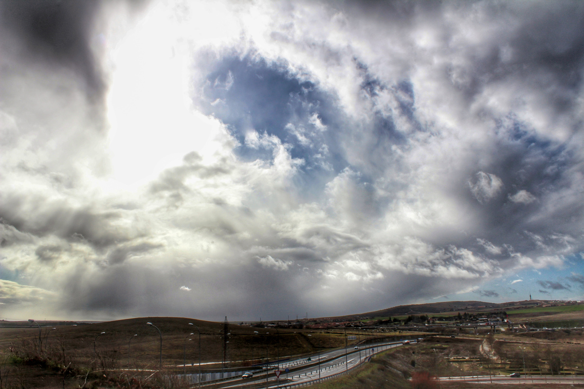 Mediodía del 29 de enero que se presentó por un paso constante de nubes con precipitación y chubascos tras el paso de los restos de una borrasca que pude captar desde el mirador de mi barrio y que en cierta manera me impresionó por las vistas y la dimensión de la nube 
