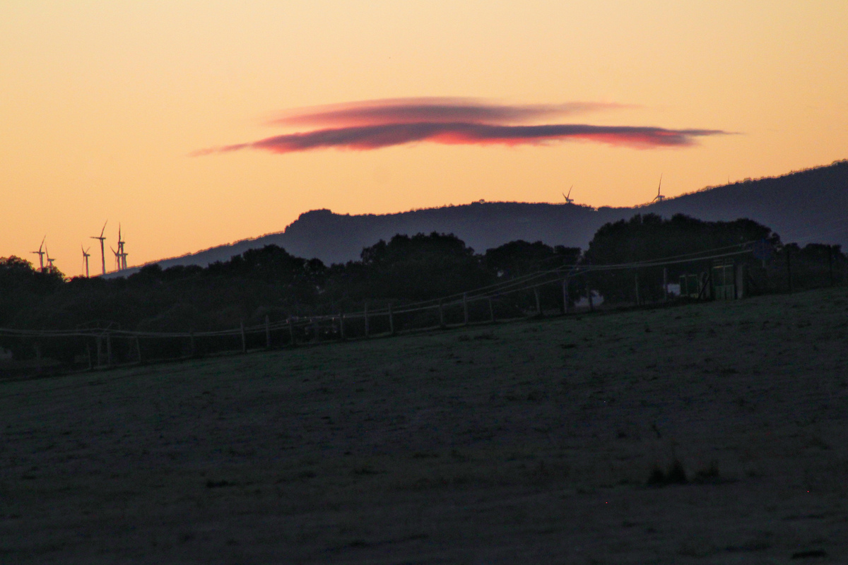 Un amanecer con mucho viento que provocó la formación de lenticulares en los aledaños de las zonas montañosas aunque luego dio paso a un día bastante estable 
