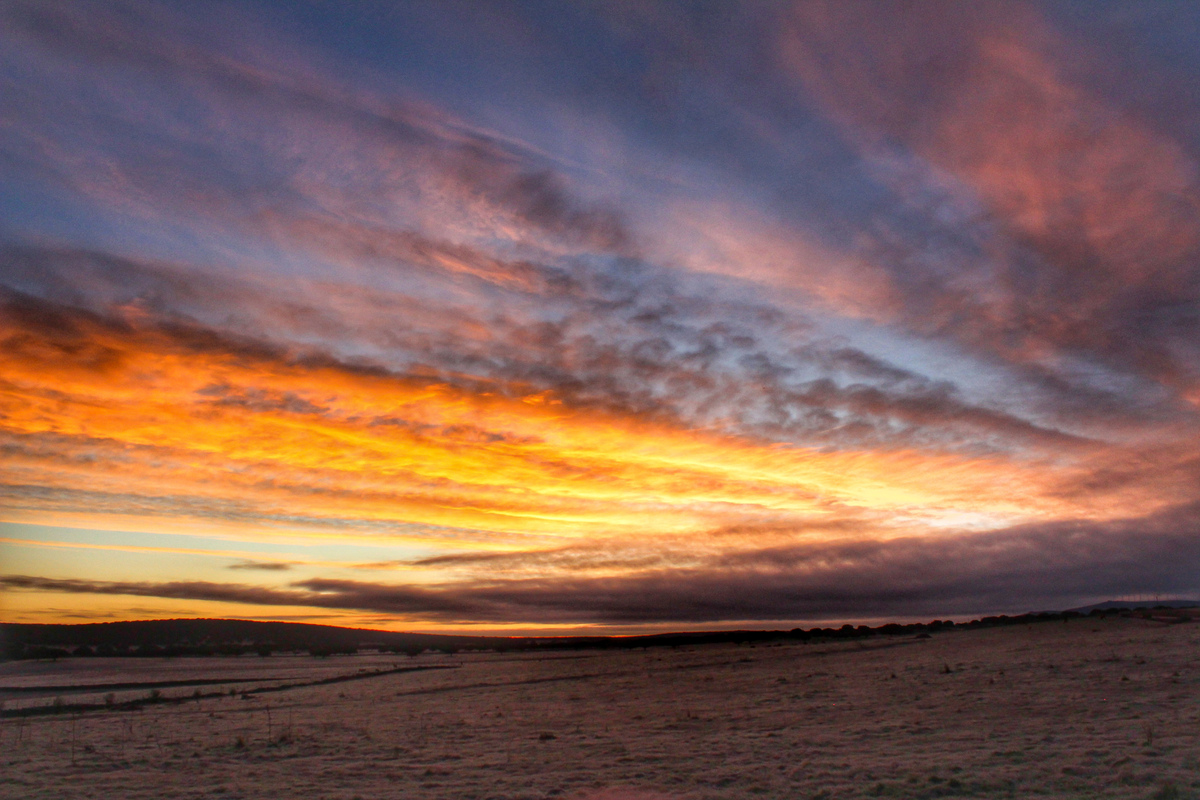 Amanecer apacible con altocumulus que dio paso a estos rayos crepusculares a la salida del sol 
