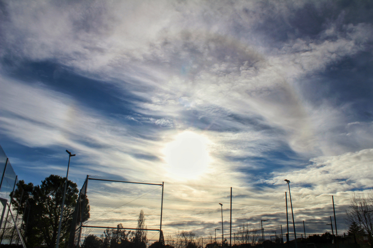 Al igual que el patio de casa es particular, para mí este halo solar que conseguí captar, también jeje. Creo yo que debido a la ausencia de las nubes en algunos cachos, lo pude captar fragmentado y no desde una perspectiva más amplia pero la satisfacción de contemplar y fotografiar mi primer halo ya es un premio para mí 
