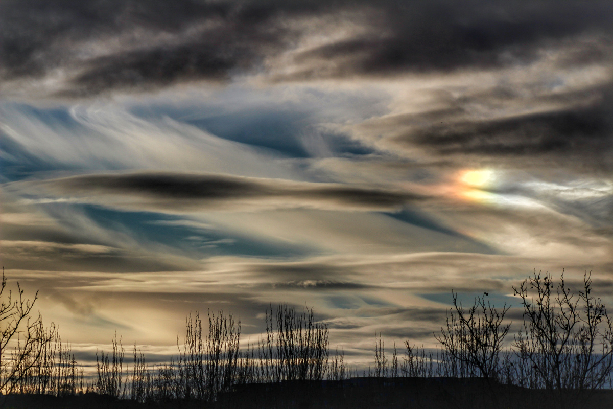 Festival de fenómenos meteorológicos que se me presentó la tarde del 8 de febrero como muestro en esta imagen con los colores del último rato de sol , altocumulus, cirrus y parhelio a la derecha de la imagen, espero que os guste 
