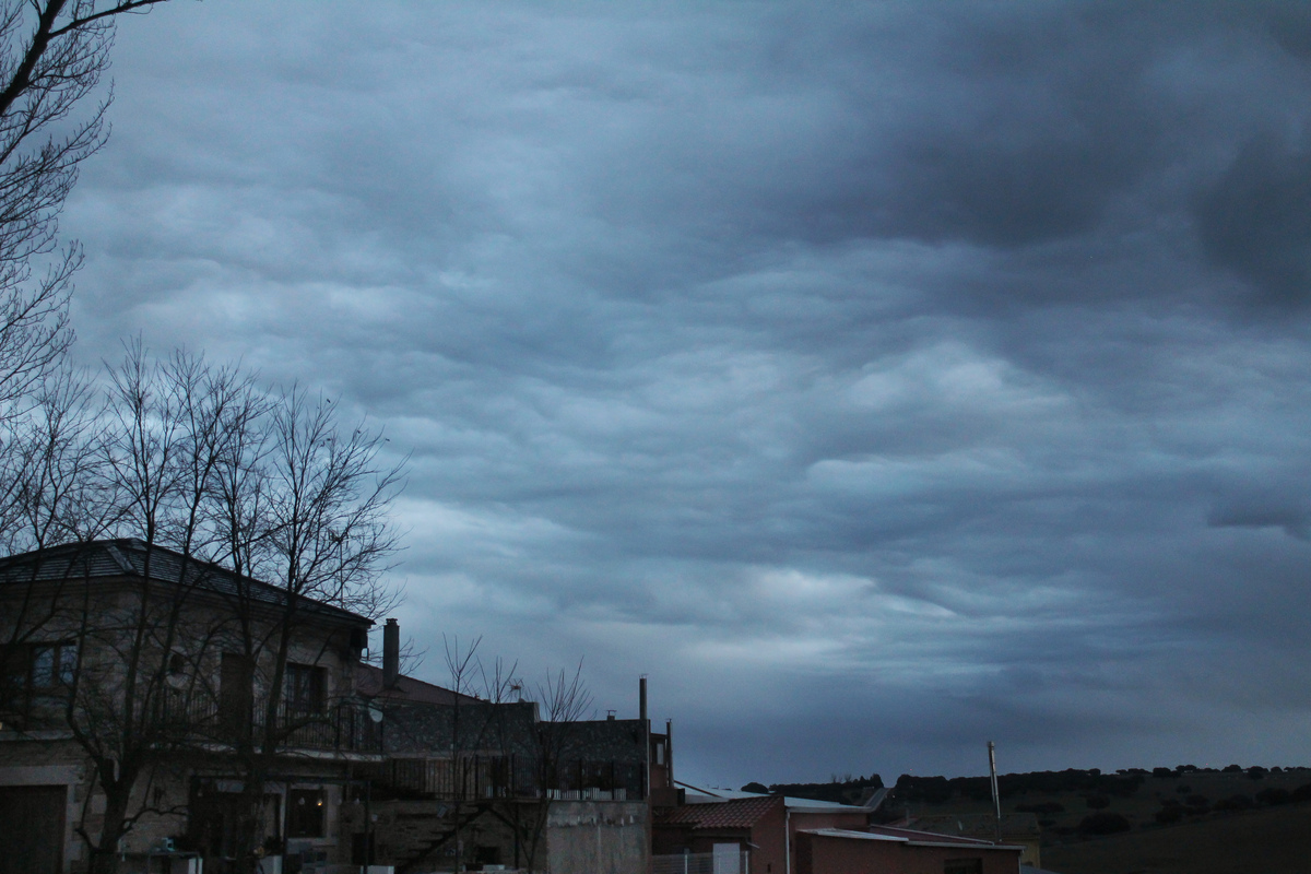 Días de flujo constante de frentes atlánticos que nos están dejando cielos muy curiosos, ayer tras el paso de un gran chubasco antes del alba se formaron estos undulatus asperitas. Posteriormente se quedó un día de chubascos muy escasos y aislados a nubes solitarias 
