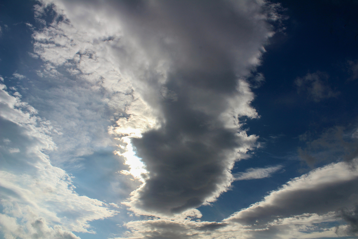 Quizá no sea muy espectacular meteorológicamente hablando pero me pareció super curioso como , seguramente por causa del viento moderado que había, se formó esta nube altocumulus que abarcaba una dimensión inmensa que no entraba en mi 18mm ni siquiera haciendo la foto desde el suelo , puedo asegurar ya que no realicé otra toma desde otra perspectiva que esta nube cruzaba el cielo por encima de mi prácticamente hasta el horizonte opuesto.
