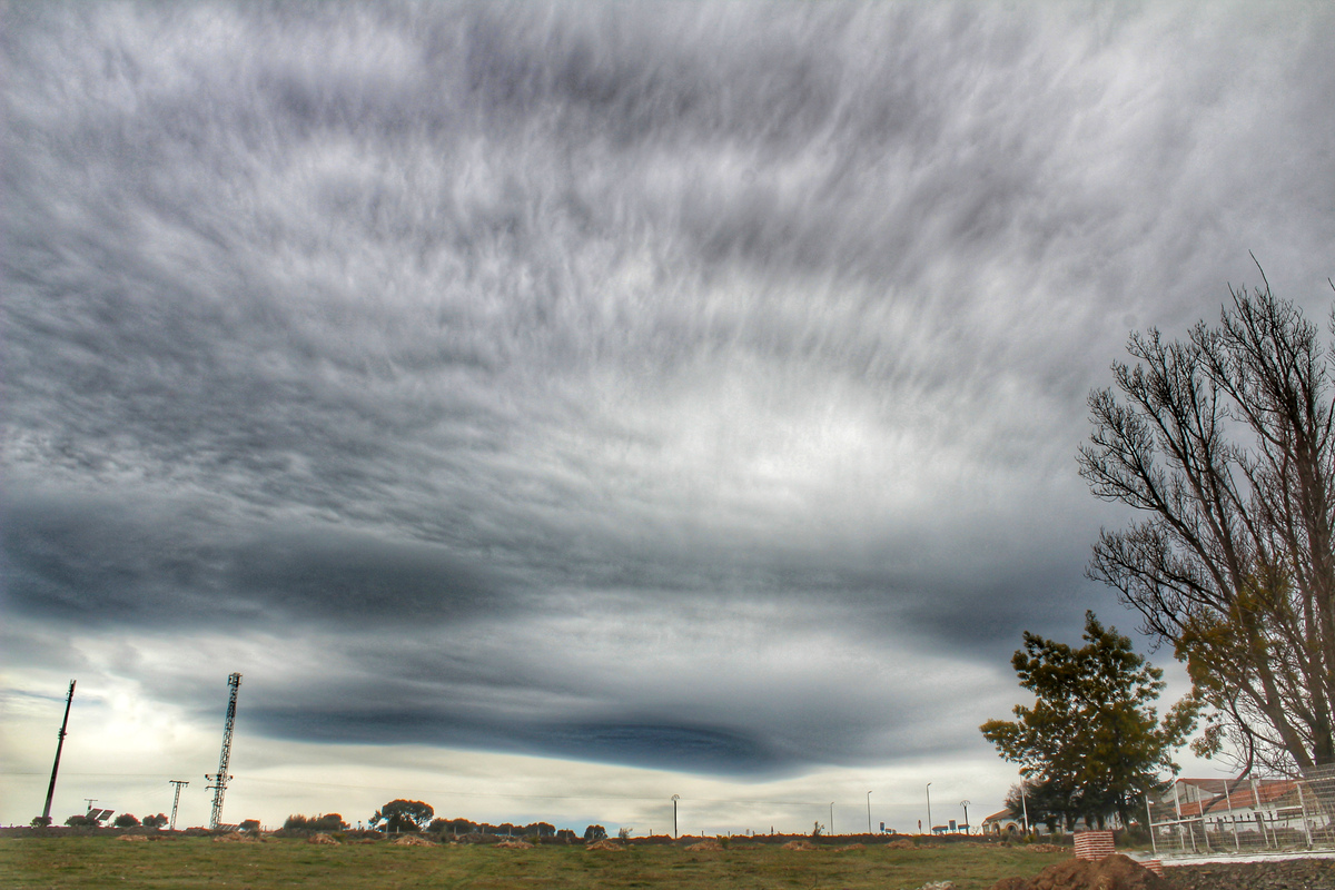 Ni en mi más profundo imaginación podría sospechar que este día el cielo me regalara contemplar tal nube colosal que ni con el 18mm y agachándome fuera capaz de captar al 100%, el día se tornó muy ventoso desde primera hora de la mañana obsequiandome con un sin fin de nubes lenticulares que se sumó a este enorme coloso , sin palabras 
