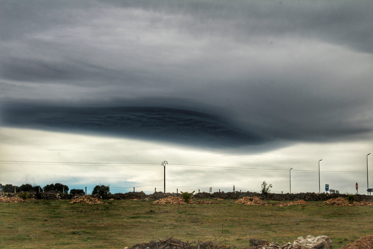 Menuda nube lenticular que me regaló el cielo para admirarla sin poder quitar los ojos literalmente de encima, estaba en mi puesto de trabajo pero era imposible resistirse a sacar todos los ratos libres para fotografíar este espectáculo, era irresistible para mis sentidos 
