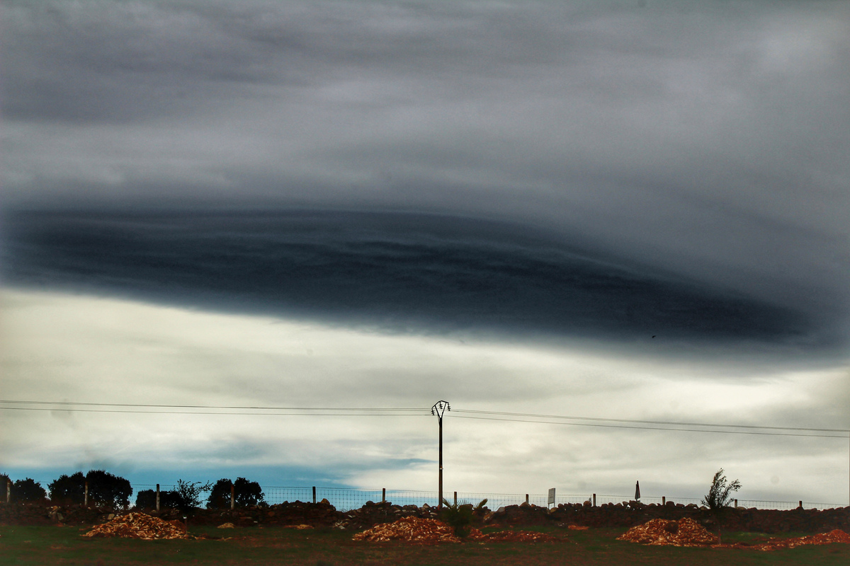 Como si de un gigantesco ojo por si forma se tratara tuve el privilegio de contemplar durante un buen rato largo y algunas horas esta maravilla de nube lenticular que iba evolucionando y moldeandose con una base que asusta como si hubiera algo ahí que nos vigilara...
