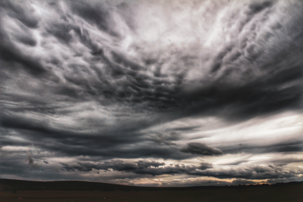 Se que el título puede recordar al fotón de Enric Navarrete con su foto ganadora del meteoverano 2024 pero es que para mí alma no podía darle otro título al cielo que se me presentó ayer tarde ante mi , si parece muy exagerado, pero realmente parecía apocalíptico, simplemente le di algo más de luz a la imagen para resaltar tal magnitud, no me pude resistir , a mí me conquistó así , espero que os guste 
