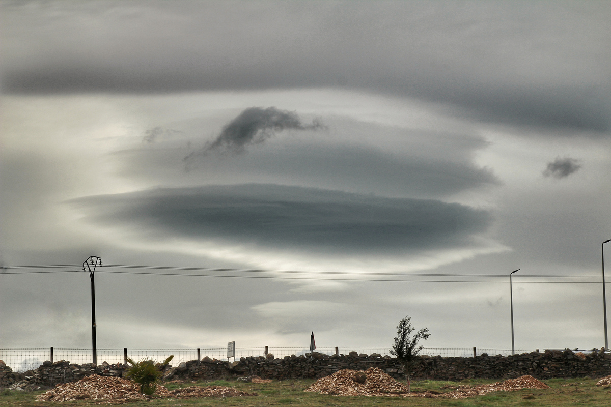 Cuando hay viento intenso y nubes altas el cielo hace la magia por si sola, últimamente estoy teniendo bastante suerte en encontrarme este tipo de meteoros o quizá que mis ojos los tengo anclados al cielo con una pasión irrefrenable 
