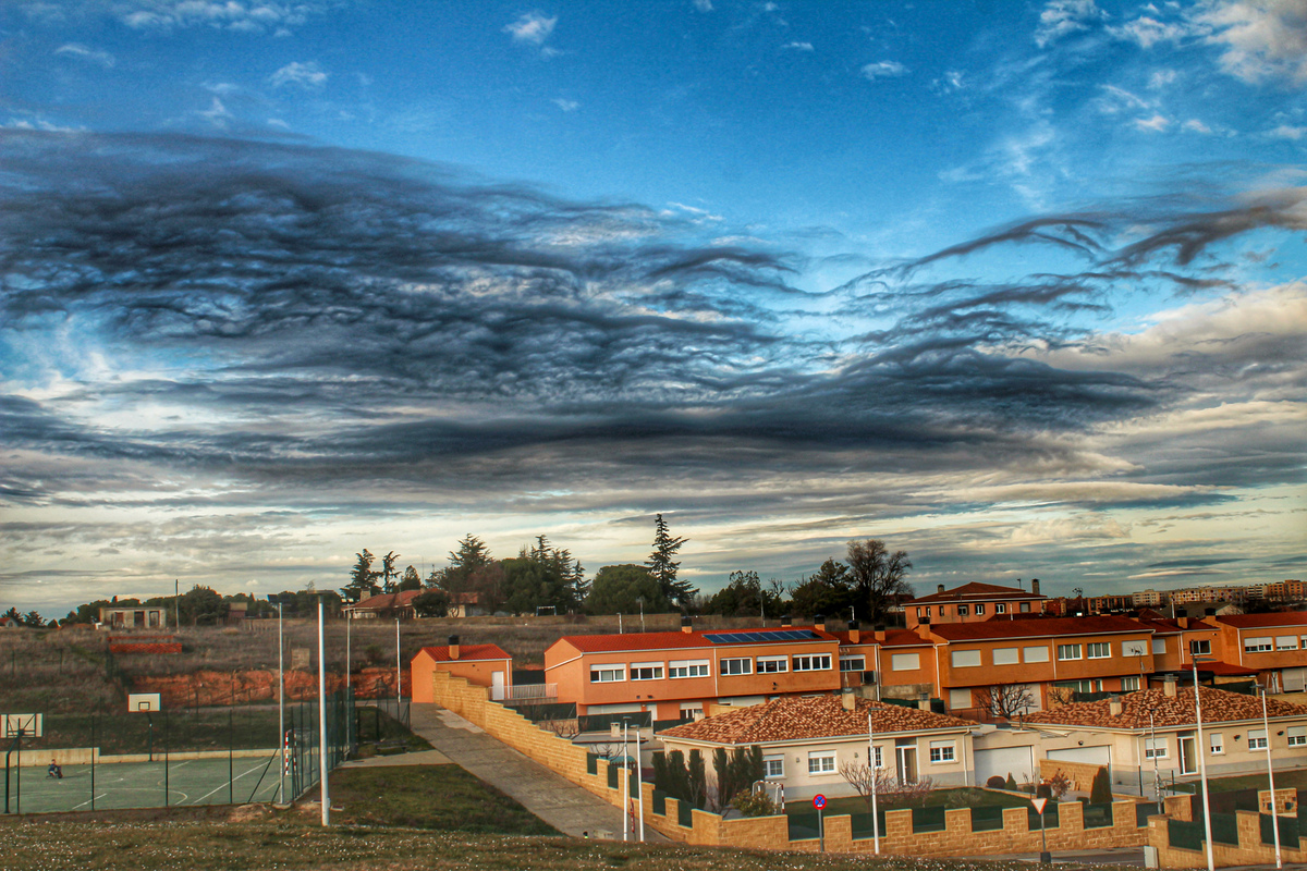 Este lunes 24 de febrero me disponía a dar un agradable paseo con mi mujer por las zonas cercanas a Salamanca, tarde de viento, altocumulus, sol... Y aún a sabiendas de que al día siguiente (25 de febrero) entraba un frente frío nunca imaginé que tuviera la suerte de presenciar estas nubes llamadas fantasmas que están bien recogidas y explicadas en el atlas de nubes de los grandes J.A Gallego y J.A Quirantes que resumido un poco con mis palabras lo que logré encontrar de información acerca de ellas se produce cuando una corriente a nivel más terrenal pretende ascender y se encuentra con obstáculos orográficos y zonas en altura con más estabilidad, no perdi la ocasión y las inmortalice porque tan pronto aparecieron se esfumaron 
