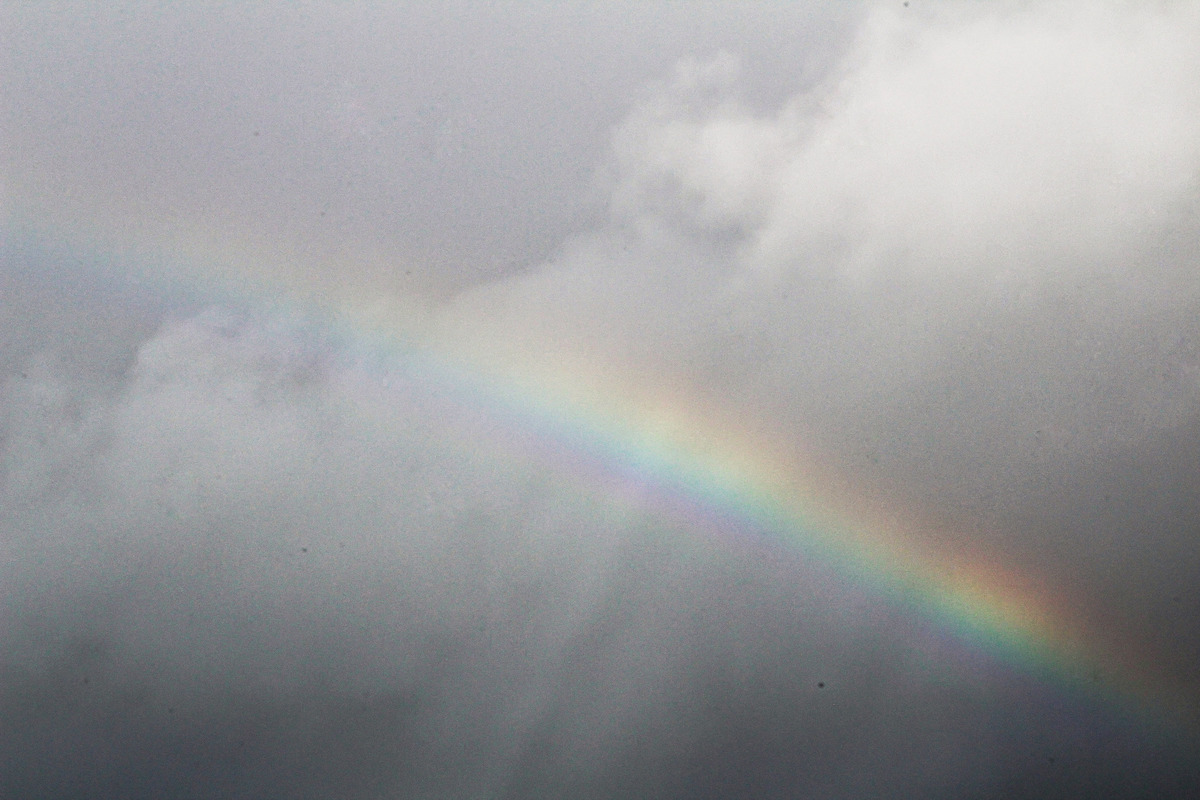 Foto más detallada del arcoiris del día 19 de diciembre donde se puede apreciar más en detalle dicho fenómeno como si estuviera haciendo un viaje a través de las nubes 
