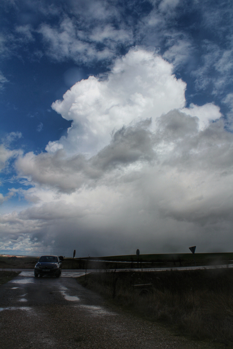 Mediodía y tarde de focos tormentosos intensos con grandes trombas de agua y en una de ellas cuando el cielo se "limpió" un poco, se me presentó ante mí este espectacular cumulonimbus junto al camino.
