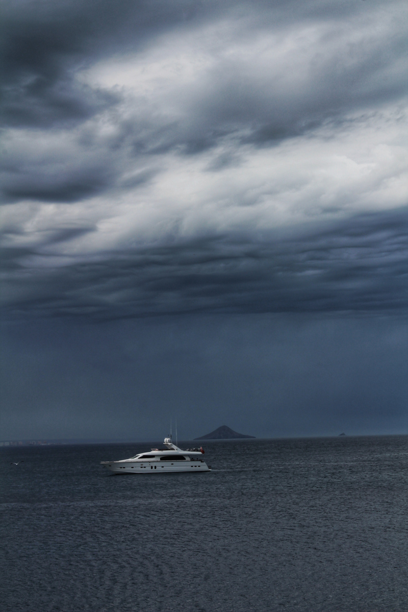 Así debió sentir algo parecido esta embarcación al verse cerca de la tormenta y aunque no hubiera un viento muy fuerte, desde esta posición la tormenta se hizo notar. Se aprecia una isla solitaria del Mar Menor al fondo. 
