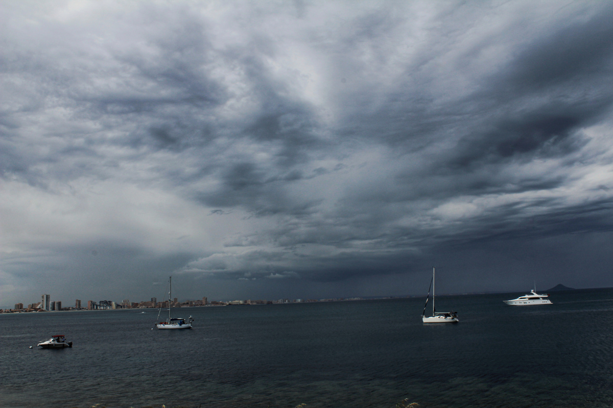 Tormenta que dejaba algunos truenos en la lejanía ya poco a poco desgastándose, pero como pasa en esta zona mediterránea, fue todo muy fugaz, bello pero efímero, como la vida misma. 
