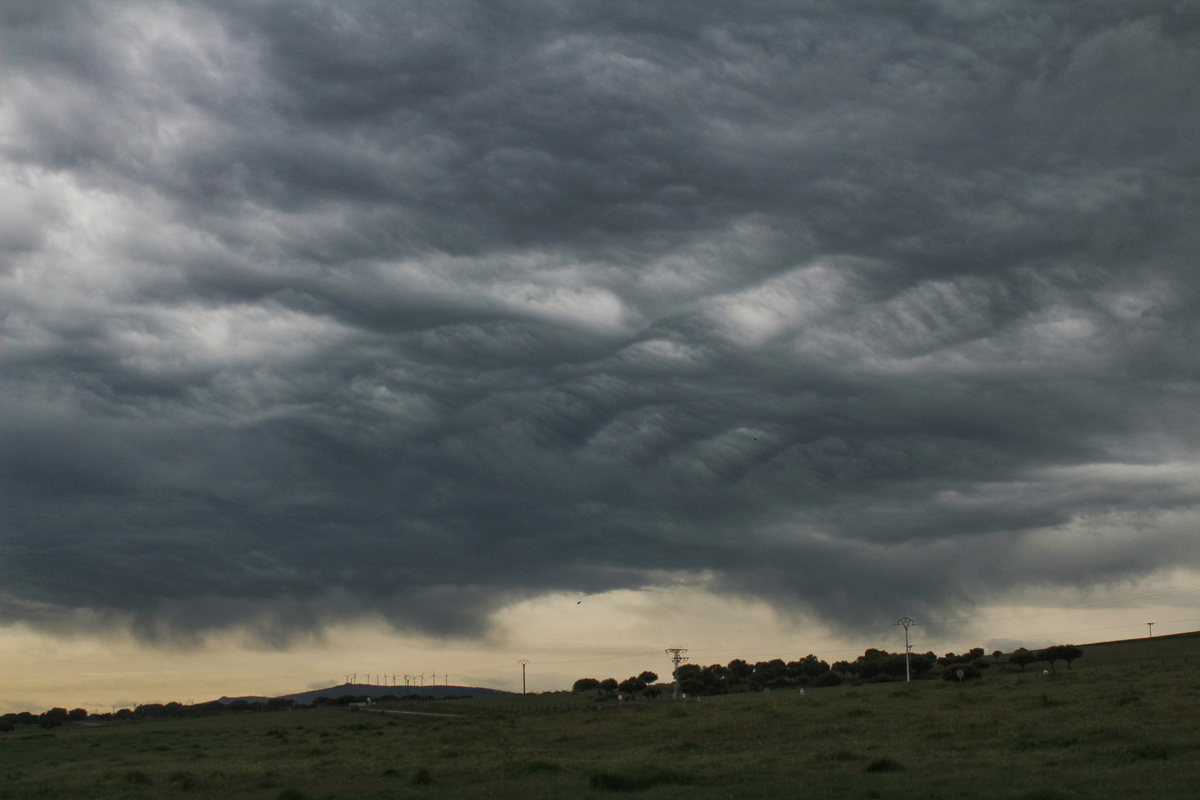 Mañana muy ventosa previa a la entrada de un frente asociado a una potente borrasca situada en el Atlántico que dejó cielos por momentos como este tan espectacular lleno de undulatus asperitas que apenas duraron 10 minutos aprox y que no pude dejar escapar, espero que os guste 
