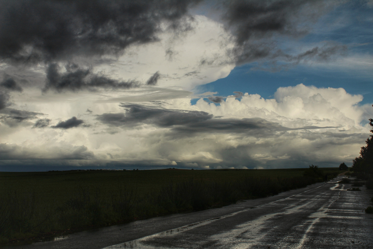 La misma tarde del 13 de mayo surgieron bastantes núcleos tormentosos importantes y mientras encima me caía la granizada padre y la tormenta se disipaba, vislumbraba al final del camino como en dirección sureste se formaba otro núcleo y junto a él un cumulonimbo incus bastante imponente, tarde muy redonda 
