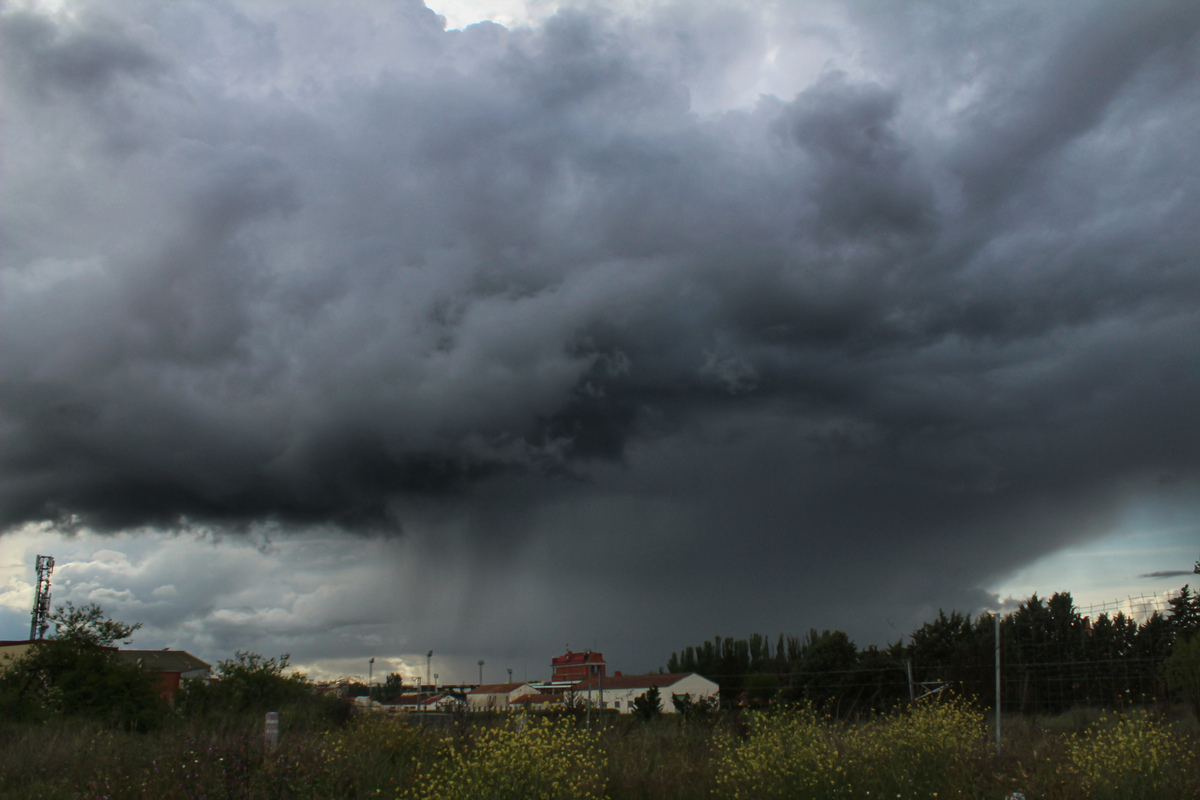 Intensa tarde de tormentas, tromba y granizo que protagonizó la península y en este caso Salamanca, aunque fue muy menudo por suerte para los desperfectos, sí dejó estampas tan impresionantes como este gran cumulonimbus descargando con furia sobre el cuartel de la Guardia Civil. 

