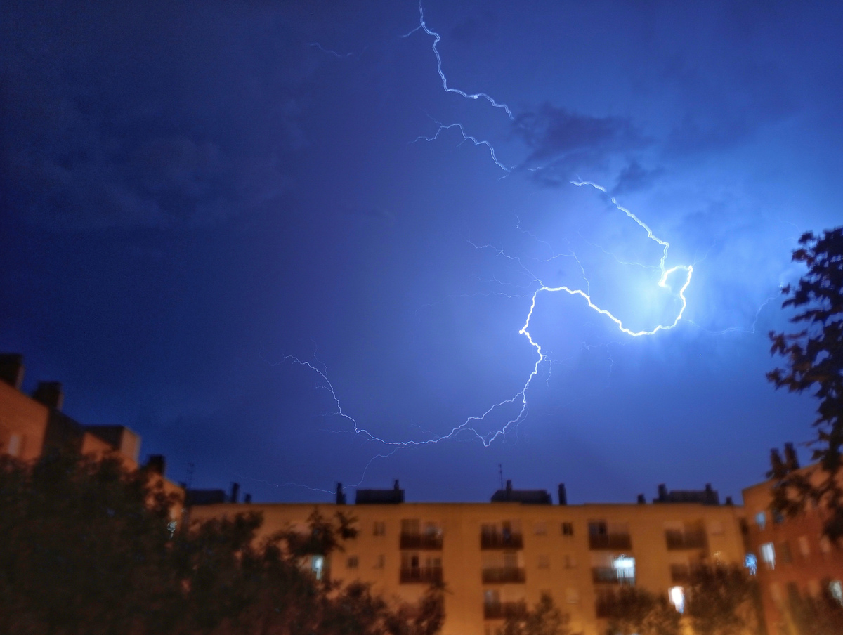 Fotografía de mi primer rayo capturado en mi corta historia meteo fotográfica, jejeje. Quizá esté hecho con un simple móvil y sin el apoyo necesario para que no quedara trepidada pero el hecho de ser el primero y haber cazado un rayo tan vistoso, para mí ya tiene un significado especial que quería compartir. Tormenta puntual pero intensa la noche de San Juan sobre Salamanca. 
