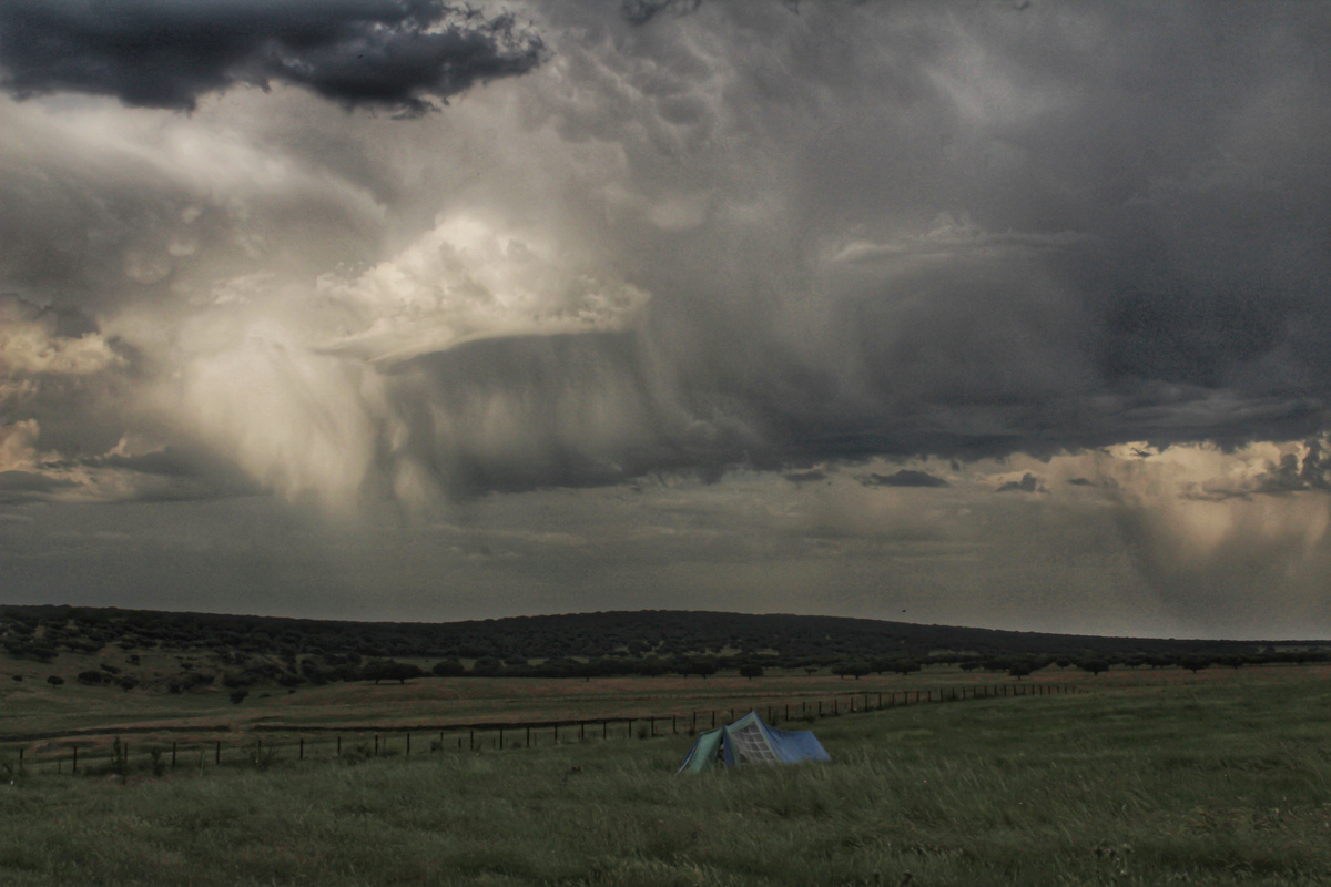 Restos de una tormenta que se dejaron ver por la dehesa salmantina al ocaso en el que se aprecian algunas mammatus a la izquierda y arriba en el centro y virgas, es decir, chubascos que no tienen fuerza y ni llegan al suelo 
