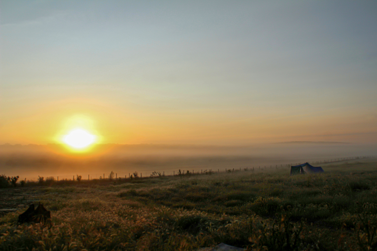 Debido a la intensa humedad primaveral acumulada las noches que dieron tregua en cuanto a temperaturas, también trajeron nieblas en los bajos charros dejando estampas así al amanecer. Difícil de no fotografiar. 
