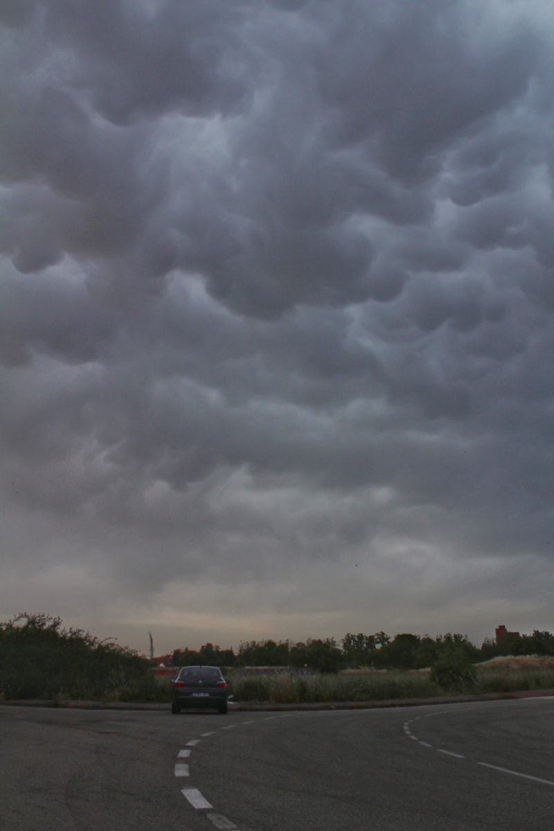 Mammatus impresionantes que se formaron tras el paso de una tormenta cercana al noreste de Salamanca. Verano muy inestable y tormentoso hasta el momento. 
