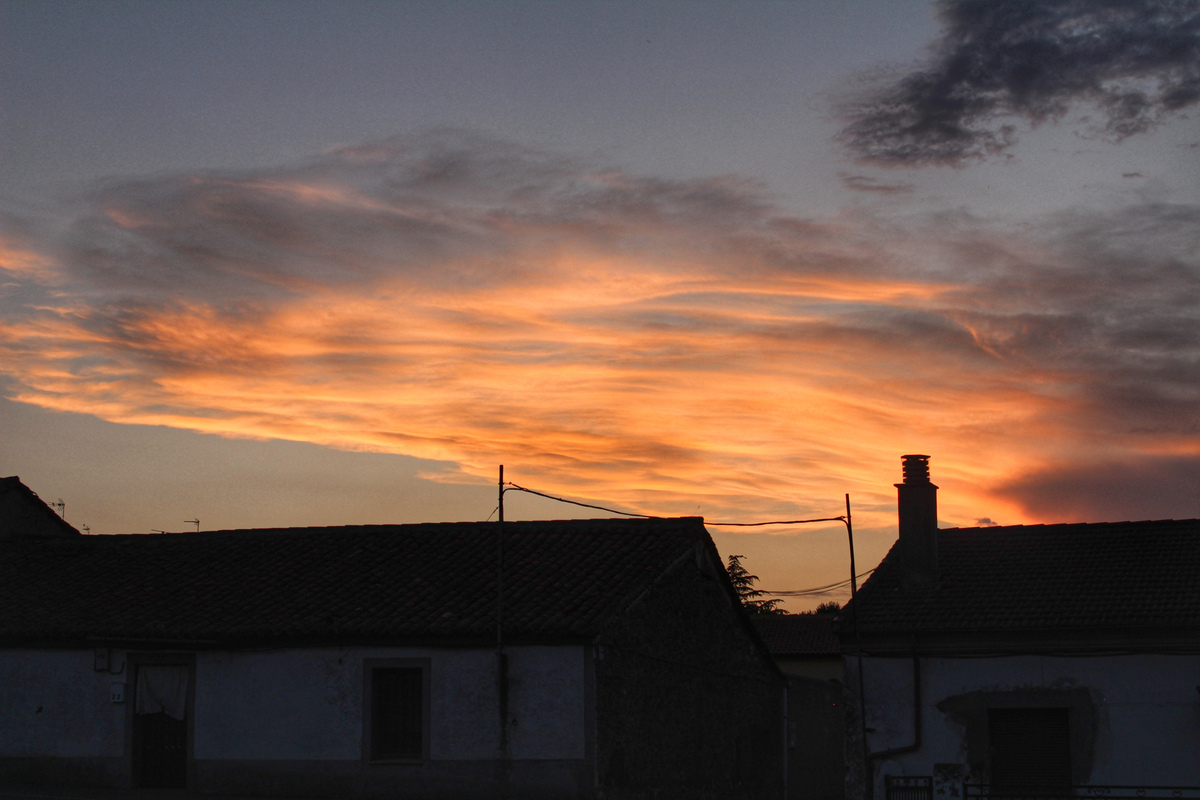 Y porque no todo son tormentas quiero compartir estos altocumulus del atardecer que hacen parecer como si salieran de la chimenea y que no pude evitar captar por la sencillez pero a la vez belleza del fenómeno, da la sensación de ser un propio lienzo pintado por el firmamento 
