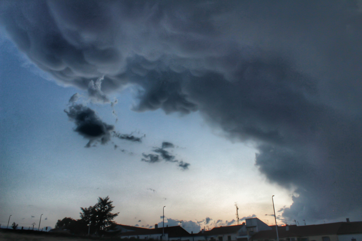 Enormes formaciones mamma provenientes de una tormenta eléctrica intensa gestante en la provincia de Zamora que me pareció intuir pero tan enorme y basta que tenía a los mammatus encima y apenas podía sacarlos en el encuadre 
