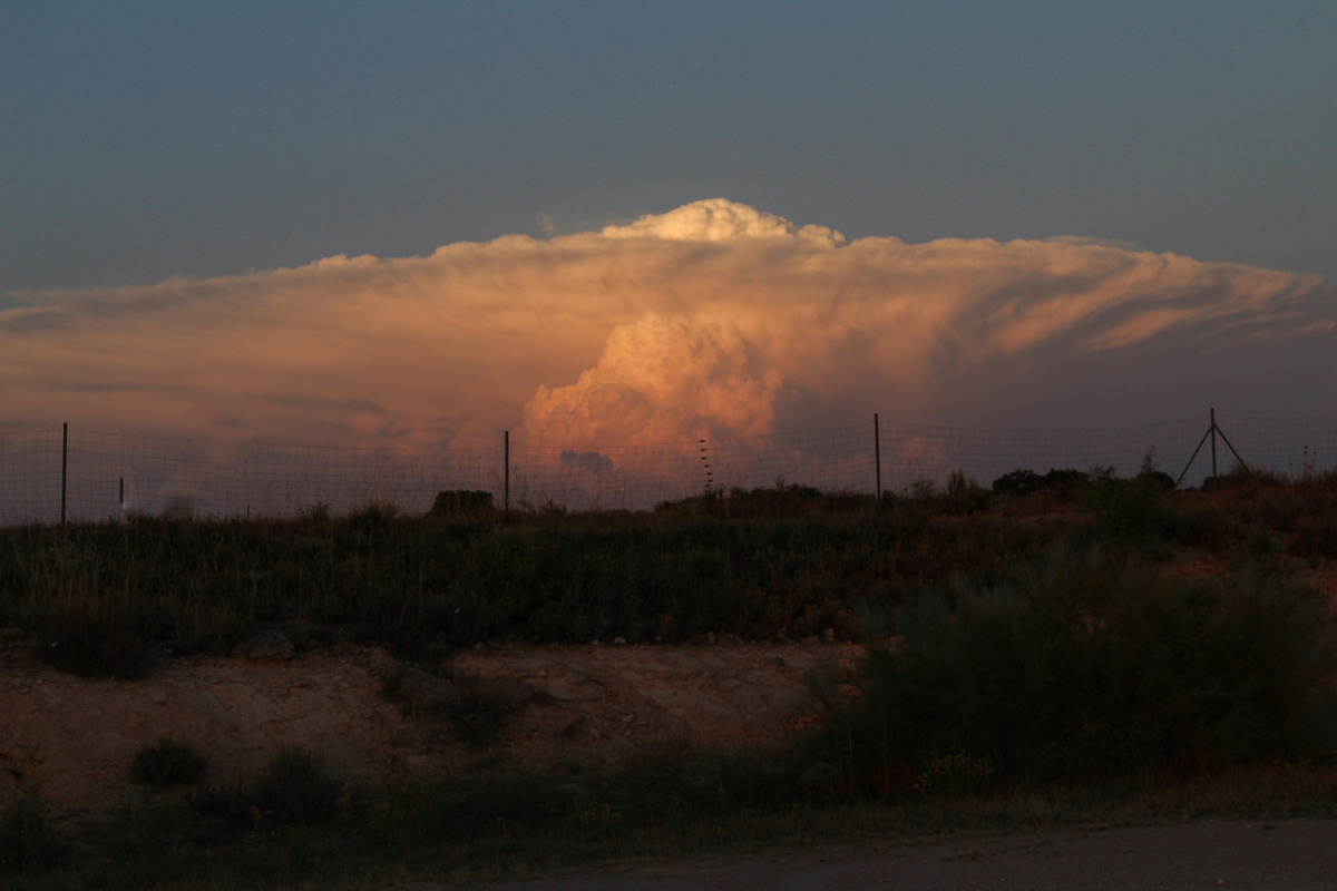Como si de una bomba nuclear se tratara, o al menos yo siempre tuve esa imagen en la cabeza cuando veía de chico las nubes así jejeje, fui corriendo presto y veloz a este área de descanso entre Minaya y Casas de Haro, Albacete, a fotografíar con los últimos rayos de sol este capillatus incus con algunas mammatus en la parte inferior izquierda de la nube, espero que os guste 
