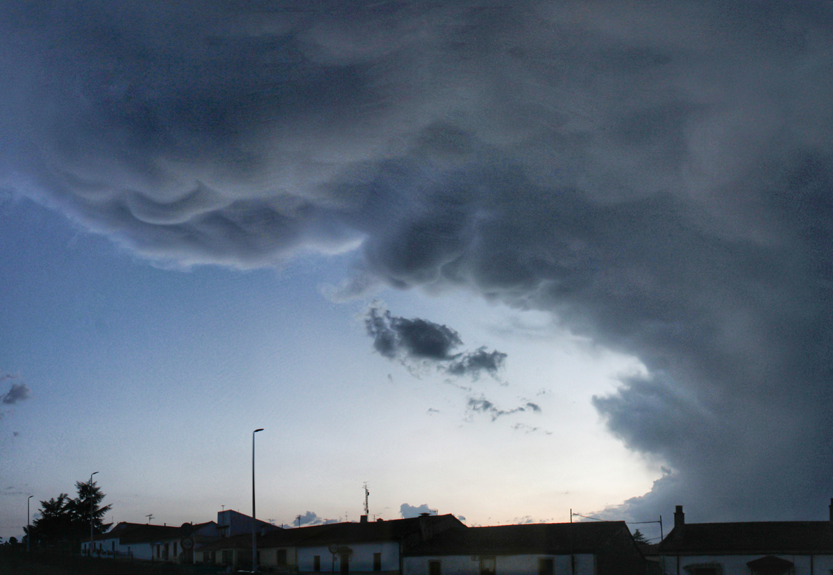 Impresionantes mammatus en panorámica que provenían de una tormenta eléctrica cercana justo al momento del anochecer. 
