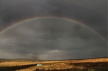Arcoíris tormentoso primario y tímido secundario 