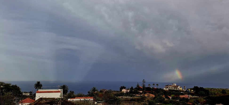 Rueda de arco al atardecer del día 21/11 al paso de un frente que dejó pocas lluvias pero  una visibilidad muy buena.
