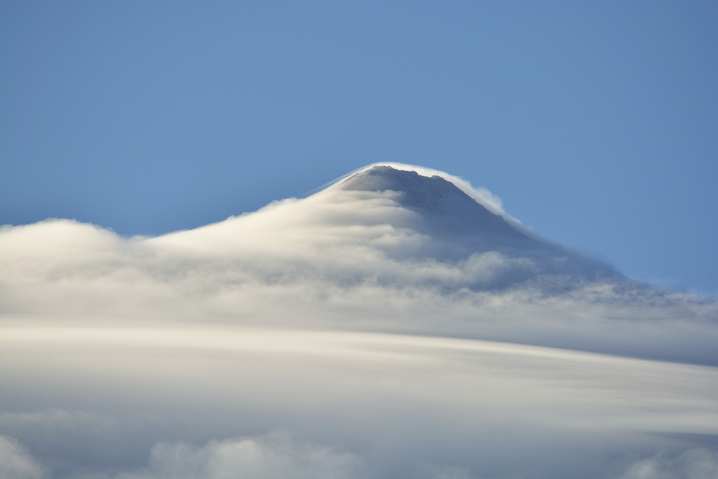 Bufanda natural.
Fenómeno por los fuertes vientos en altura, que al topar con la cima de El Teide a 3718 m, se condensan creando ese efecto.
