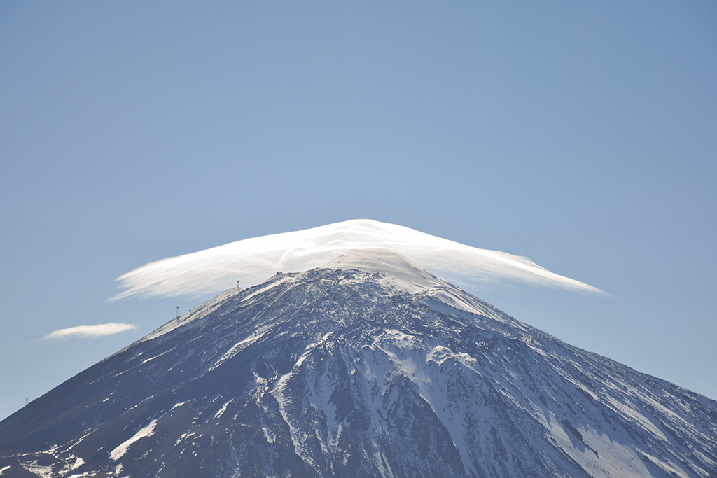 Ponte el gorro.
Fenómeno muy habitual en la cima de El Teide cuando ahí fuertes vientos en alturas.
