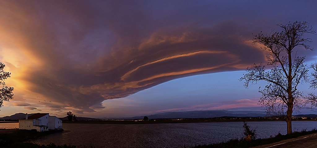  las nubes modeladas por el viento hacen que el amanecer sea inolvidable
