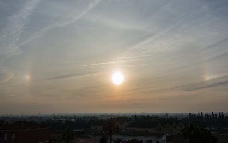 Halo solar y parhelio
Un bonito halo solar con parhelio ha aparecido esta mañana en el Delta del Ebro
