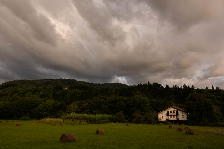 Amanecer Vasco
Cielo cubierto por Stratocumulus y Stratus. Una bonita combinación con el paisaje del País Vasco
