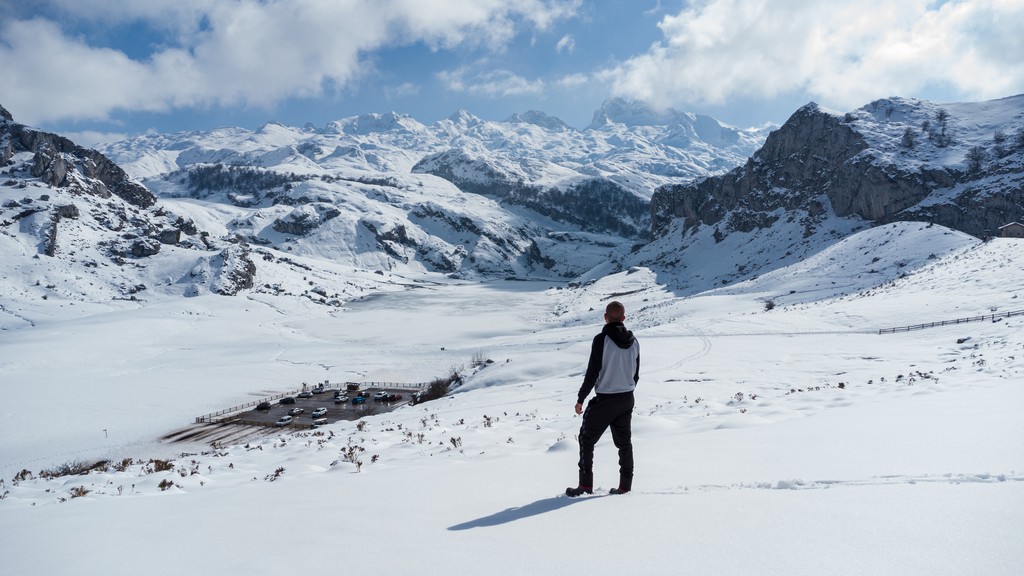 Lago ercina congelado
Subir a los lagos de Covadonga es sinónimo de maravilla pura. Si a esto le sumas una estampa totalmente blanca con un "Lago Ercina" congelado donde los colosos "Picos de Europa" son testimonio de un precioso paisaje digno de disfrutar vista al frente.

