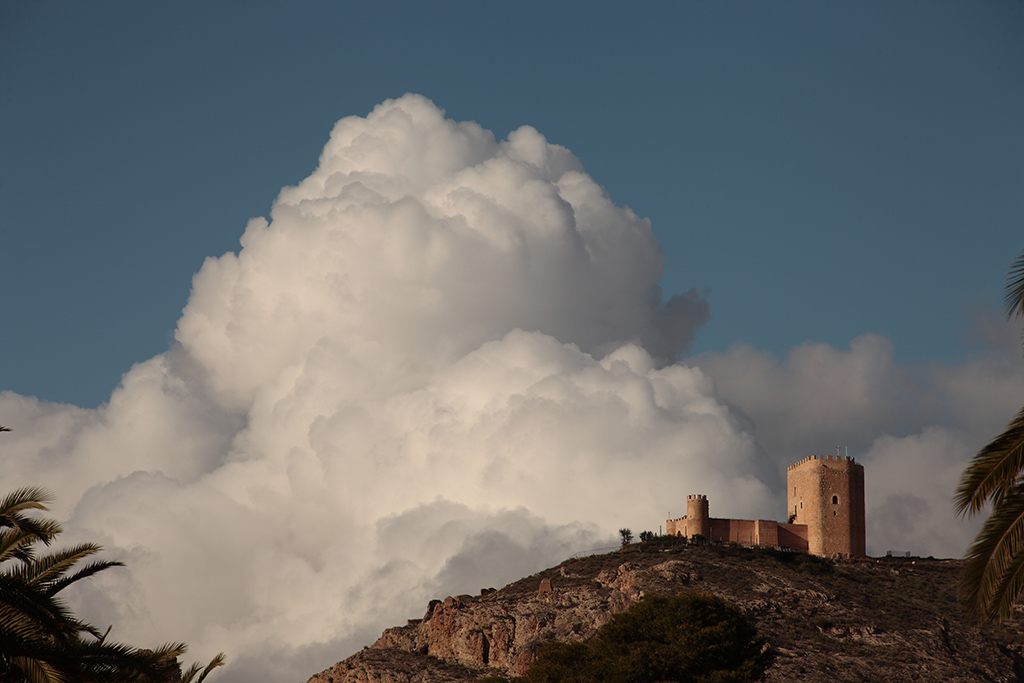 Tembollón
Cumulonimbo formándose detrás del Castillo de Jumilla.
Realizada a 168mm de focal desde el paso Lorenzo Guardiola de Jumilla.
