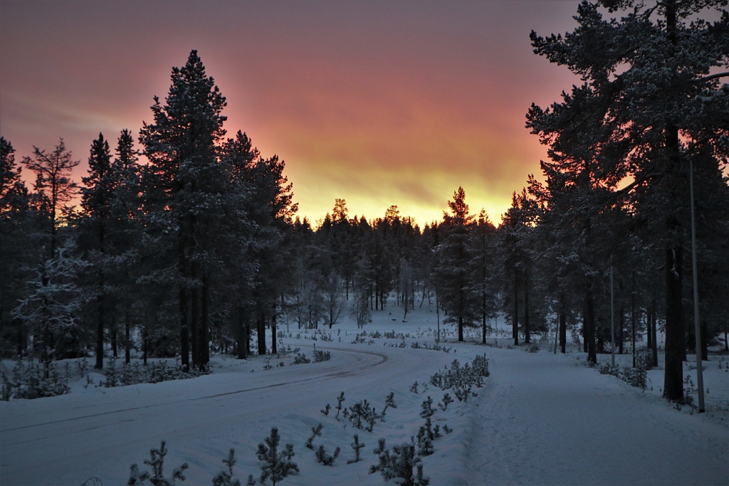 Amatardecer
En esta fotografía se puede ver el amanecer y el atardecer de la ciudad de Saariselkä, Laponia. Un fenómeno que nunca había visto antes que nos ofrece unos resultados mágicos, mágicos, maravillosos, especiales, únicos.
