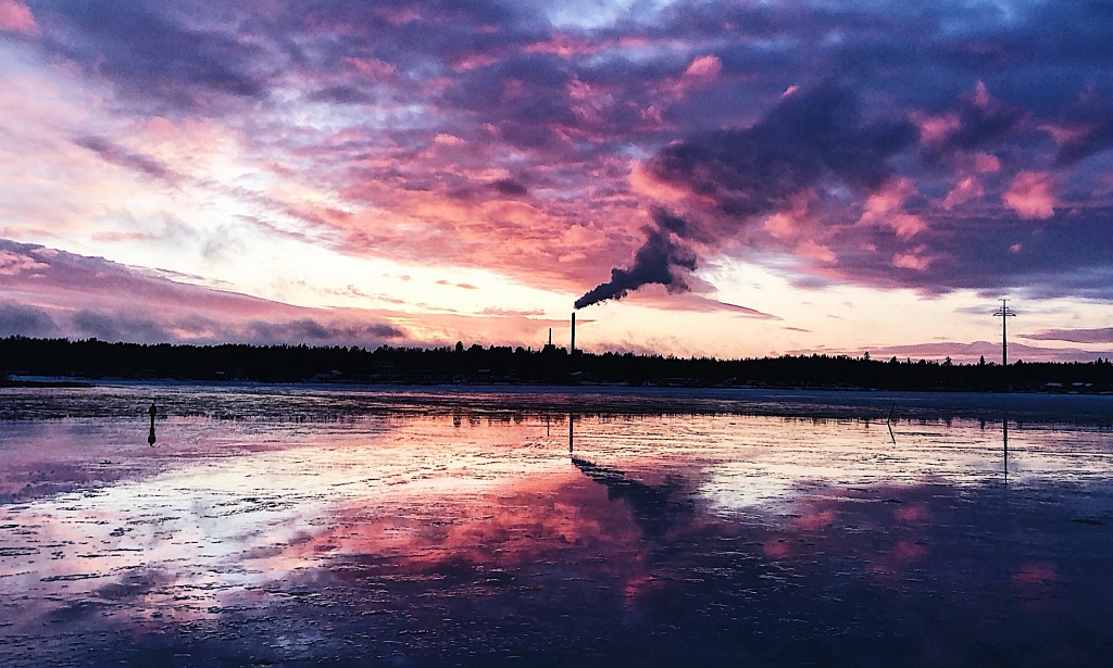 Sunset in the frozen sea.
Fotografía tomada con mis pies sobre el mar Báltico congelado. Después de no ver el sol durante tres meses, Lorenzo a vuelto y con él, los increíbles atardeceres. Con la magia de las puestas de sol como ésta, a -11ºC desaparece el frío.

