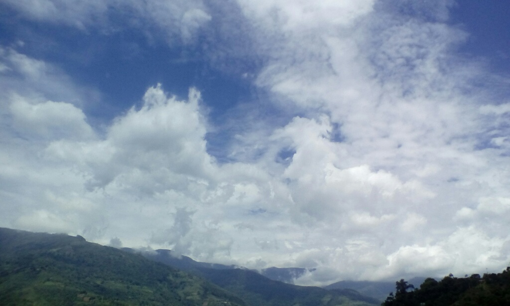 Descanso
Cielo casi nublado con vista a la montaña conocida como Tierra Morada. 
