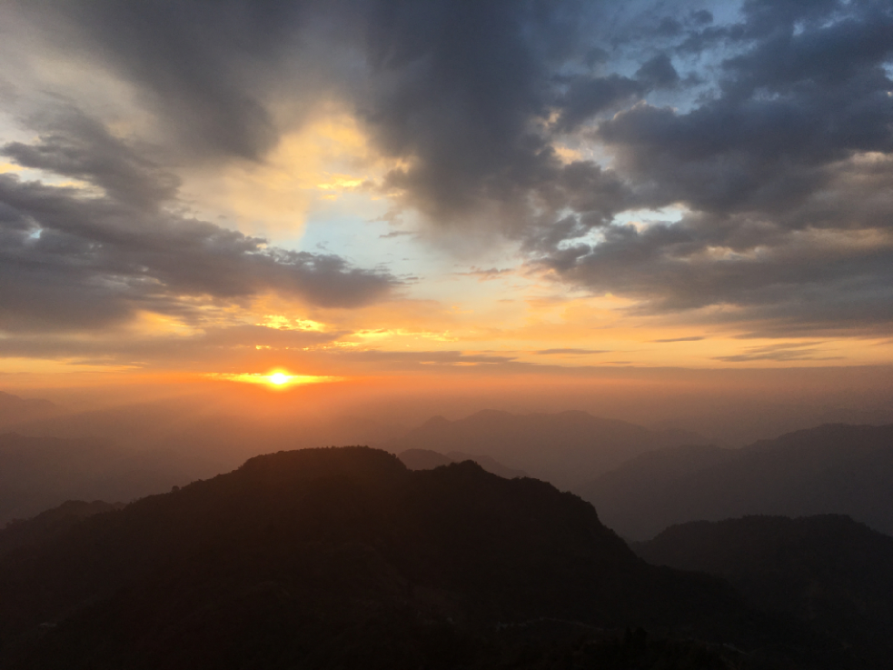 Amanecer en los Himalayas
Vista del amanecer desde el Templo Kunjapuri en Uttarakhand, India. Las nubes le dan un aspecto místico a la salida del sol desde los Himalayas. 
