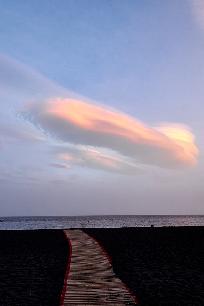 Nube y camino a la mar
Nubes lenticulares sobre la bahía de Santa Cruz de La Palma durante un "tiempo sur" con mucha calima durante los carnavales.
