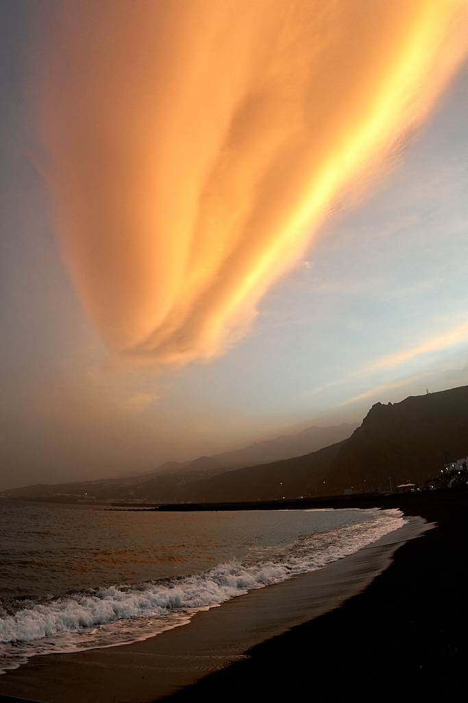 Nube y Ola
Nubes lenticulares sobre la bahía de Santa Cruz de La Palma durante un "tiempo sur"  con  mucha calima durante los carnavales.
