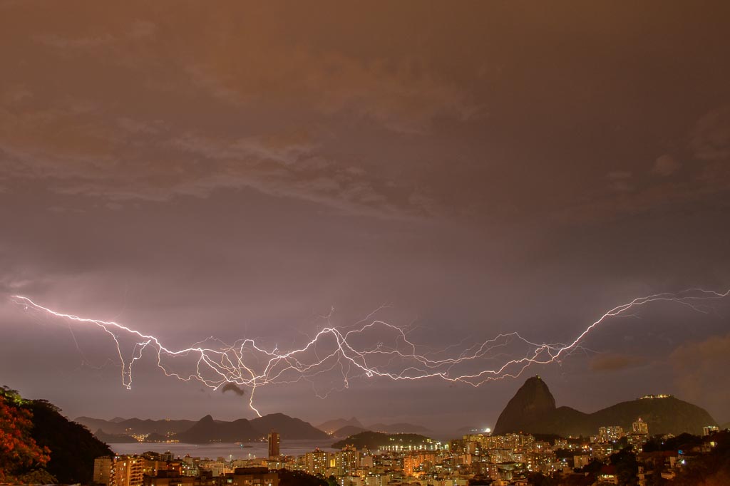 Tempestade de Raios no Morro do Pereirão.
O espetáculo que eles causam no céu.
