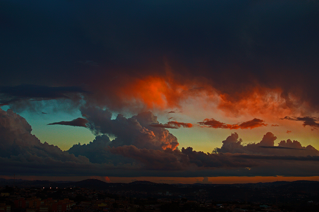 Anochecer
En uno de los puntos más altos del sudeste brasileño al anochecer con sus colores increíbles.
