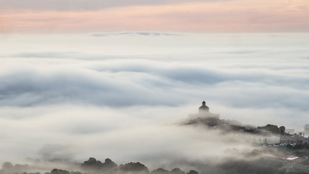 Todo un mundo debajo de tus pies
Mont-roig del Camp es un pueblo situado en la provincia de Tarragona, la niebla deja ver la iglesia del pueblo y mirando al horizonte bajo la niebla se encuentra el mar de la Costa Daurada.
Álbumes del atlas: zfp20 mar_de_nubes